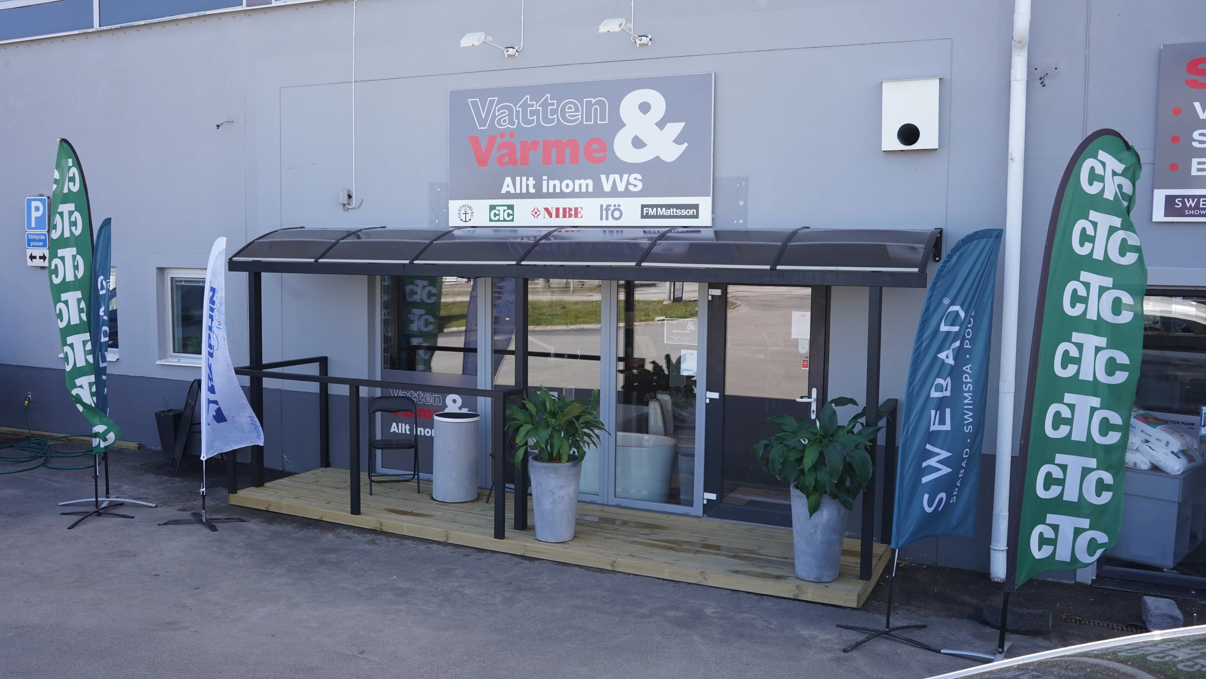 Vatten & Värme VVS-butik på Allén i Västervik med beachflaggor från CTC och Swebad utanför entrén.