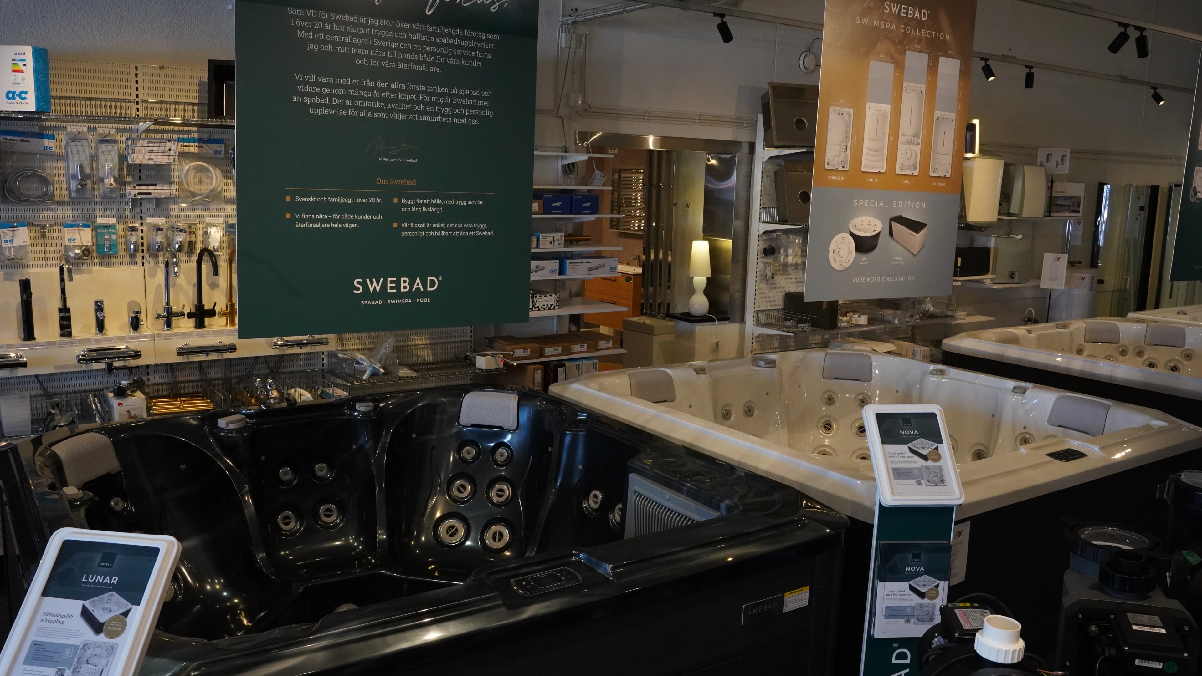 Spabad från Swebad utställda i showroomet hos Vatten & Värme på Allén i Västervik.